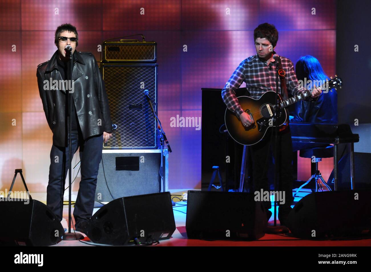 Mailand Italien 09.11.2008, live Konzert der Oase am Rai Studien: Liam und Noel Gallagher während des Konzerts Stockfoto