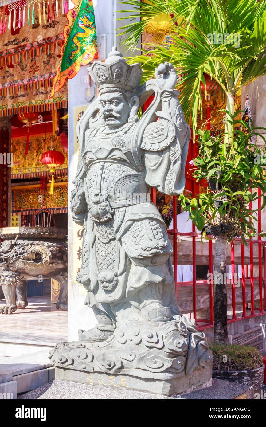 Wächter aus Stein Statue im Jui Tui-Schrein in der Stadt Phuket, Thailand Stockfoto