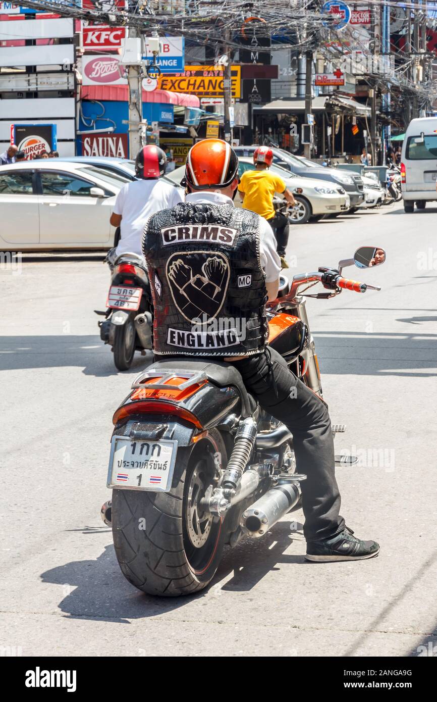 Patong, Phuket, Thailand - 18. Oktober 2015: Mitglied des CRIMS Motorcycle Club auf einem großen Rad. Der Club ist in vielen Teilen der Welt vertreten. Stockfoto
