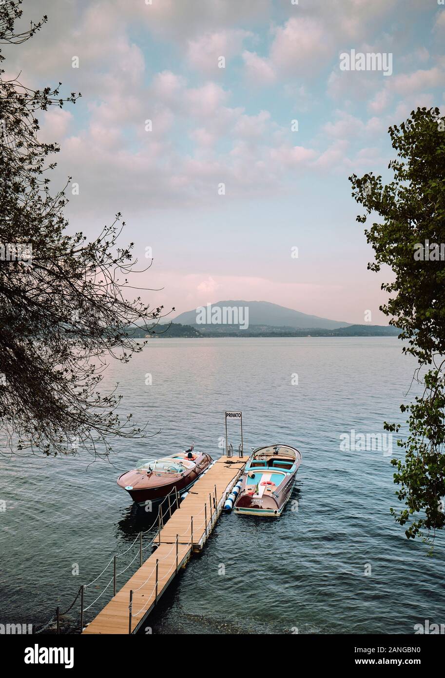 Zwei günstig Classic vintage Schnellbooten auf einen eigenen Bootsanleger in die Italienische Seen, Lago Maggiore, Piemont, Italien EU. Stockfoto
