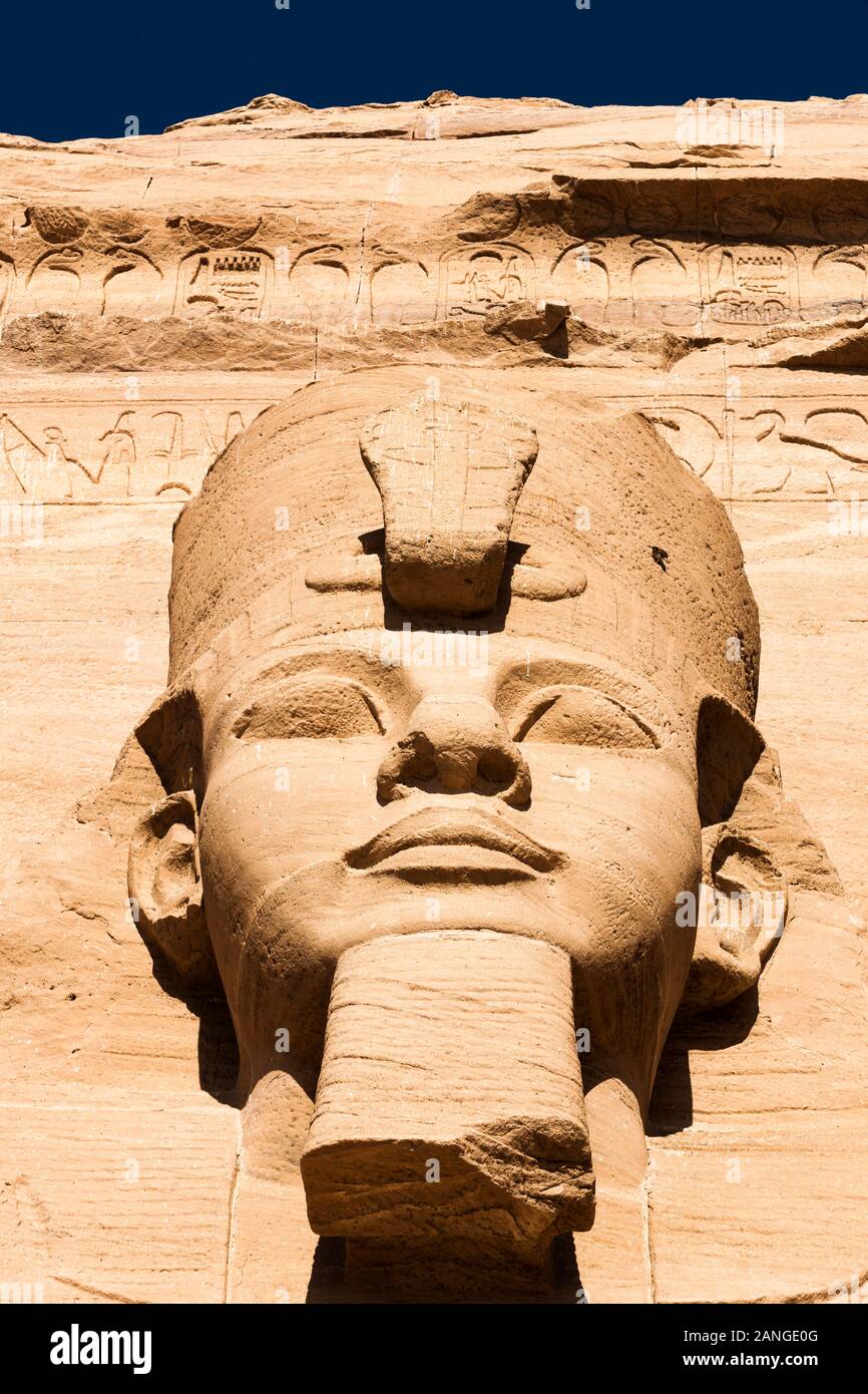 Statue von Ramesses II, am Großen Tempel, Abu Simbel Tempel, nubische Denkmäler, Assuan-Governorat, Ägypten, Nordafrika, Afrika Stockfoto