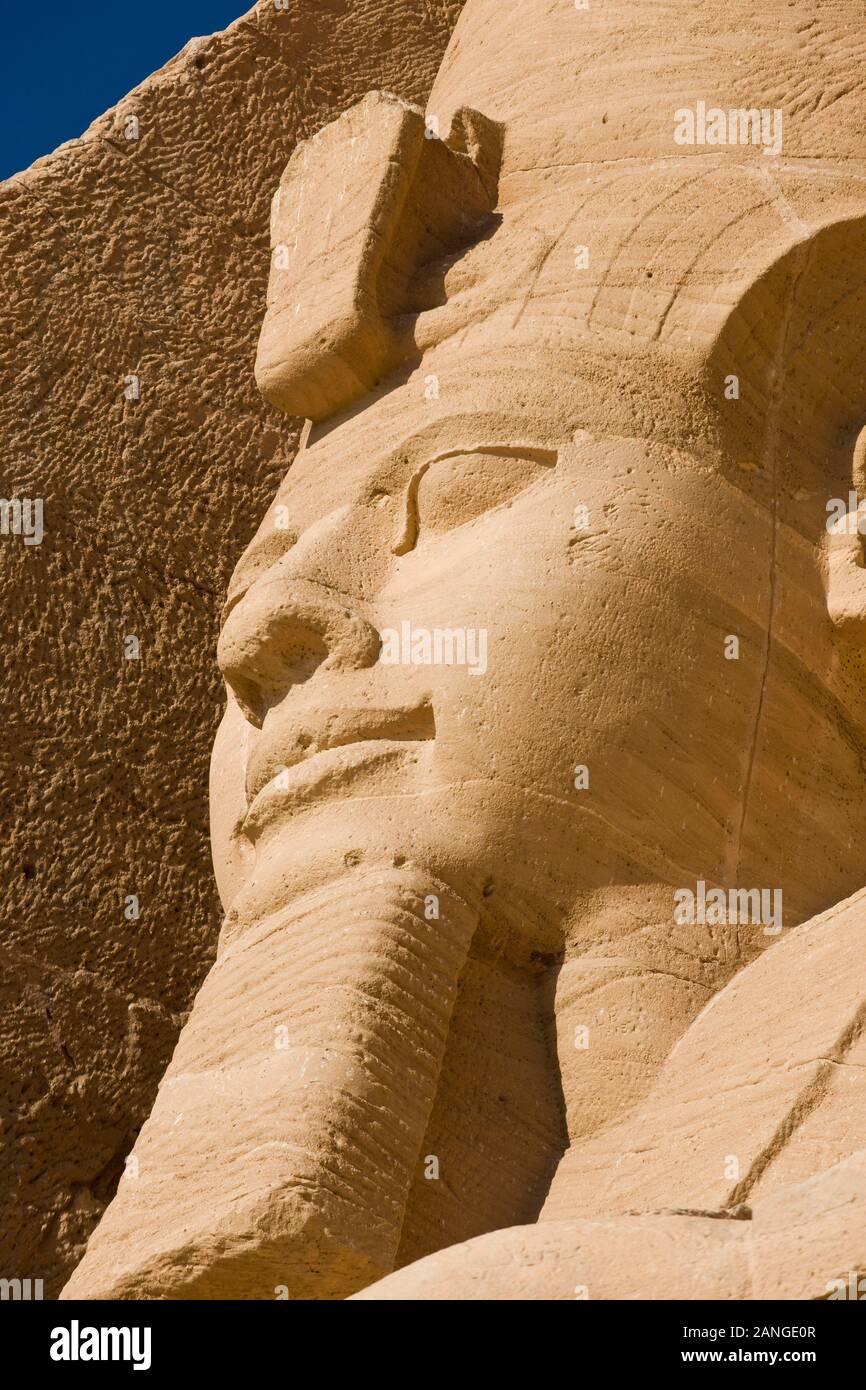 Statue von Ramesses II, am Großen Tempel, Abu Simbel Tempel, nubische Denkmäler, Assuan-Governorat, Ägypten, Nordafrika, Afrika Stockfoto