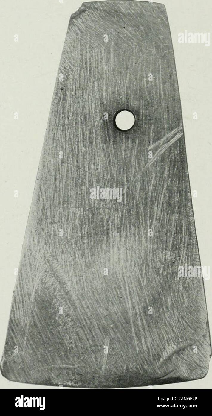 ONTARIO SITZUNGSDIENSTEN PAPERS, 1914, Nr. 17. 3-0 L0 GiCAL j^ iaoirr Gorgets - Pikuceu Fesdaxts-Tabletten. Diese Artefakte sollen l^ een für dekorative Zwecke verwendet werden, die vom Hals oder einem anderen Teil des Körpers ausgesetzt haben. In der Regel der Stein wasselected Aufgrund seiner feinen Äderung, und wenn polierte muss verywell liaAe sah. Nur in sehr wenigen dieser Stücke finden wir Anzeichen von Verschleiß an der holeswhich sind die meisten einheitlich durchgeführt; l) von beiden Seiten in der gleichen wayas tiie Vogel verodert Steine, Rohre und andere Artefakte aus Stein. Es ist ein fast unlimitedvariety aus diesen Steinen, mit den Bohrungen, die ich Stockfoto