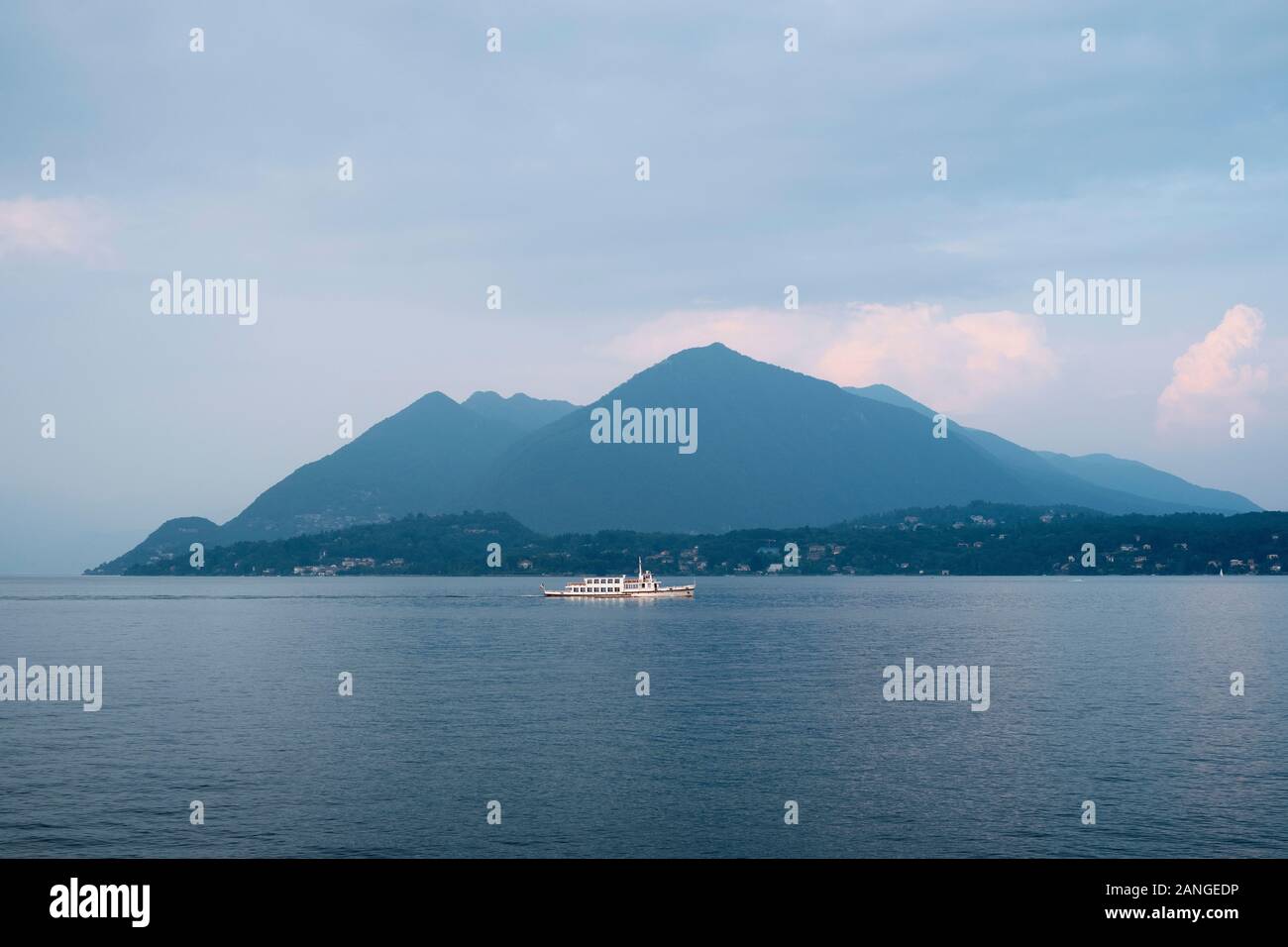Eine touristische Passagier Fähre Kreuzfahrten Wasser und Berg Horizont des Lago Maggiore in der Dämmerung in der Italienischen Seen, Piemont, Italien EU. Stockfoto