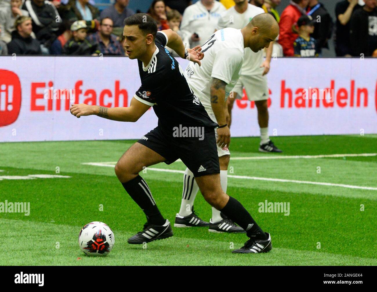 12. Januar 2020, Nordrhein-Westfalen, Gummersbach: Schauspieler Timur Ülker (l) spielt den Ball während der Schauinsland Reisen Schale Celebrity Spiel Vergangenheit David Odonkor. Foto: Roberto Pfeil/dpa Stockfoto