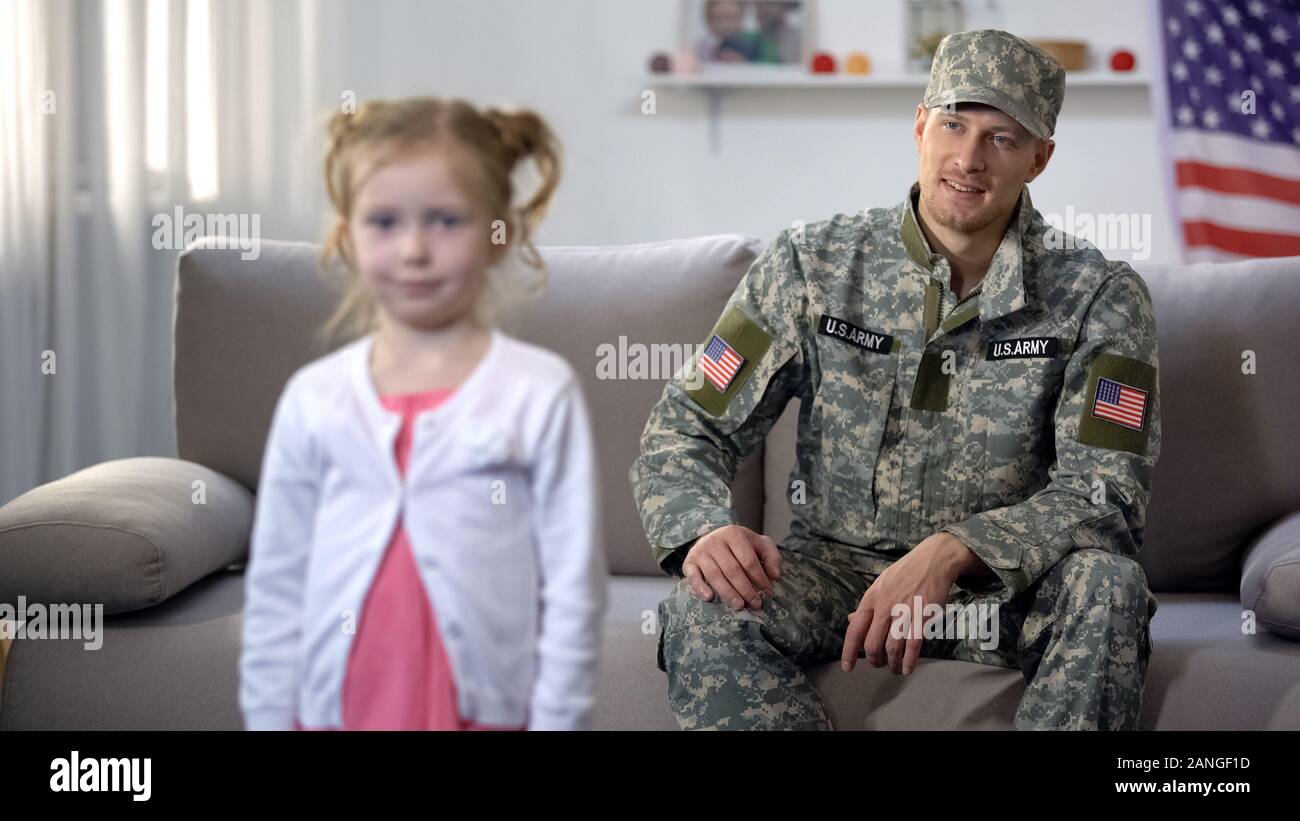 Lächelnd Vater Offizier auf der Suche bei Tochter mit Stolz gewachsen, us Flag Stockfoto