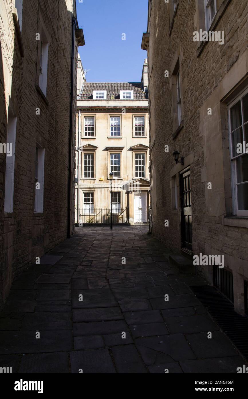 Badewanne, Großbritannien - 10 April, 2019. Lange Schatten auf die Gasse in den Innenhof werfen. Bath, England, UK, 10. April 2019 Stockfoto