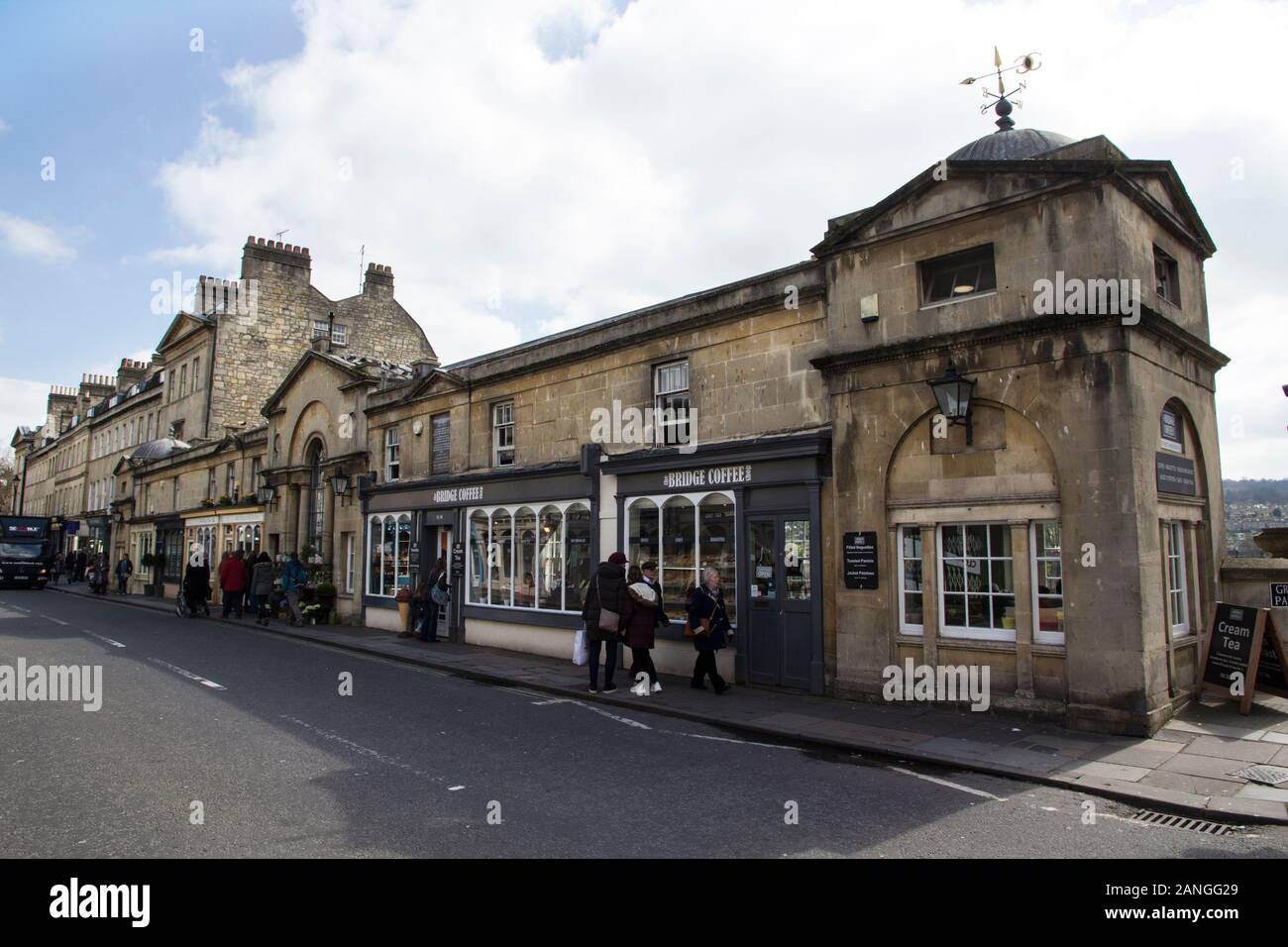 Badewanne, Großbritannien - 10 April, 2019. Die Geschäfte in der Pulteney Brücke, die den Fluss Avon in Bath, England Kreuze, Abgeschlossen 1774. Badewanne, Somerset, England, UK, April 1. Stockfoto
