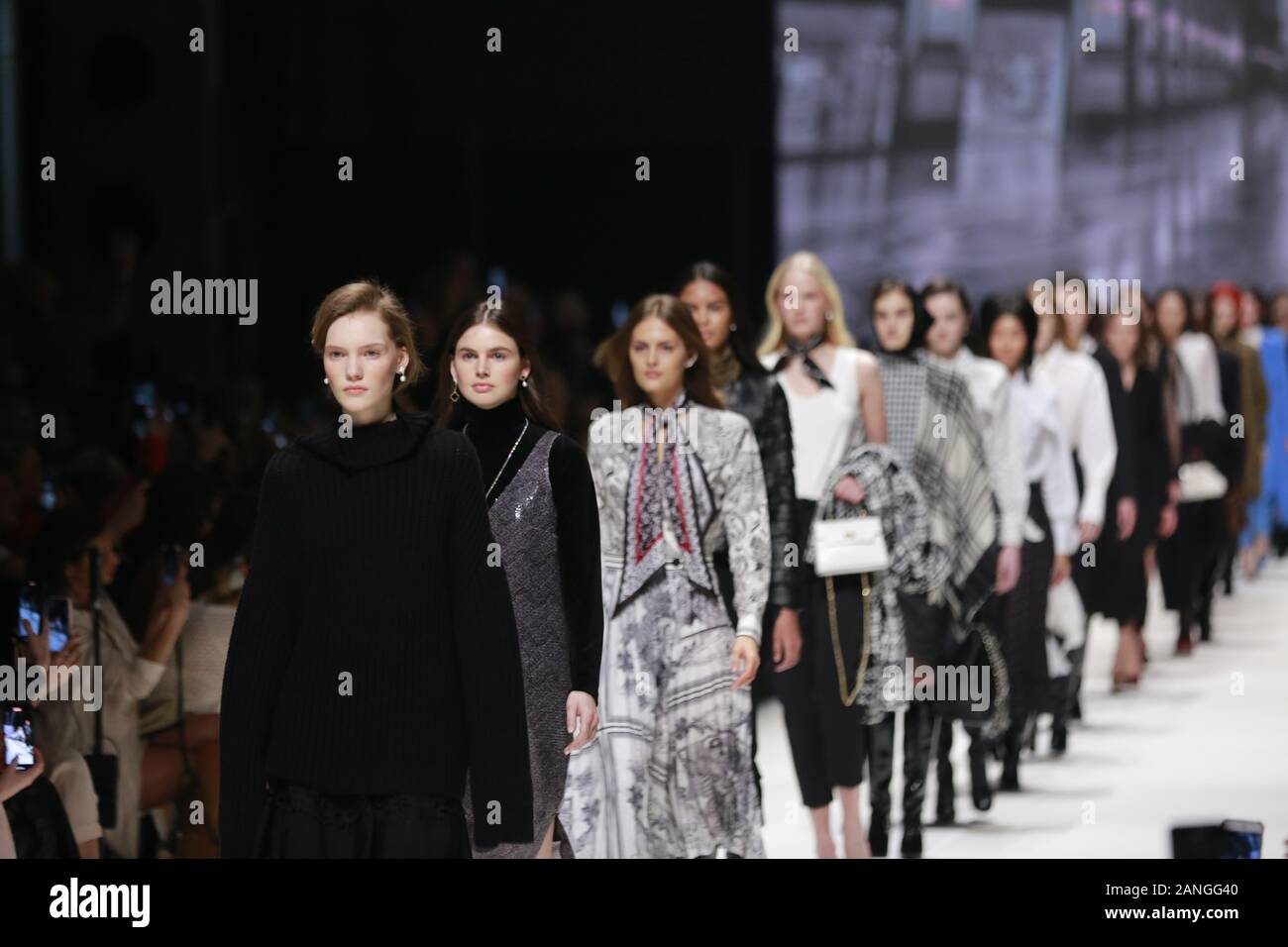 Deutschland, Berlin, 15.01.2020. RIANI Kollektionen auf der Mercedes-Benz Fashion Week (Mbfw) Herbst/Winter 2020 im Kraftwerk Berlin in Berlin-Mitte. Das Bild zeigt die Modelle, die mit der Sammlung von RIANI. Stockfoto