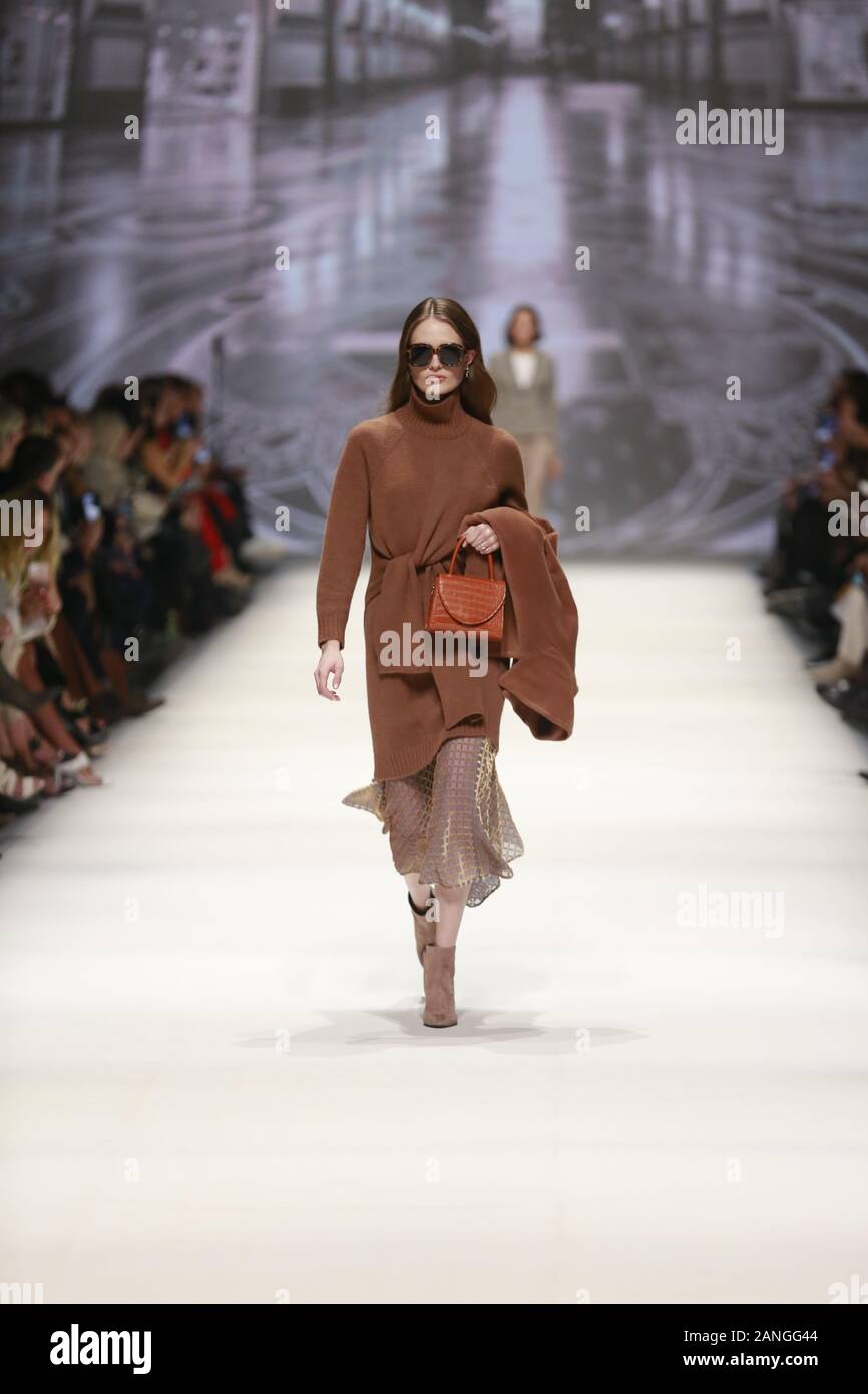 Deutschland, Berlin, 15.01.2020. RIANI Kollektionen auf der Mercedes-Benz Fashion Week (Mbfw) Herbst/Winter 2020 im Kraftwerk Berlin in Berlin-Mitte. Das Bild zeigt die Modelle, die mit der Sammlung von RIANI. Stockfoto