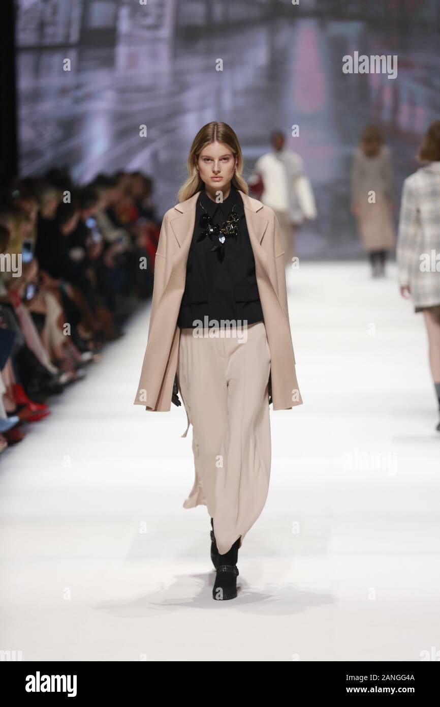 Deutschland, Berlin, 15.01.2020. RIANI Kollektionen auf der Mercedes-Benz Fashion Week (Mbfw) Herbst/Winter 2020 im Kraftwerk Berlin in Berlin-Mitte. Das Bild zeigt die Modelle, die mit der Sammlung von RIANI. Stockfoto