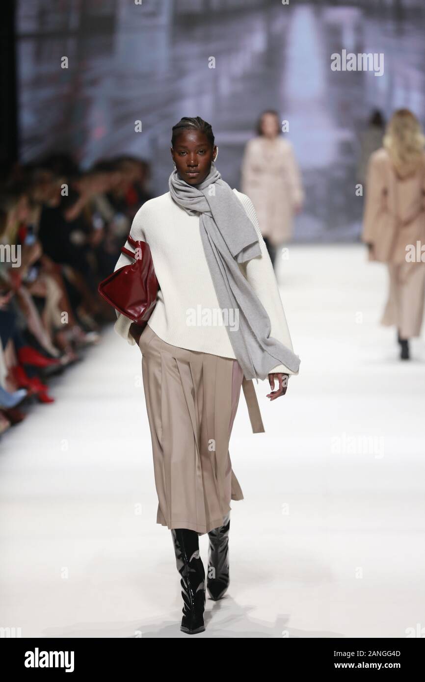 Deutschland, Berlin, 15.01.2020. RIANI Kollektionen auf der Mercedes-Benz Fashion Week (Mbfw) Herbst/Winter 2020 im Kraftwerk Berlin in Berlin-Mitte. Das Bild zeigt die Modelle, die mit der Sammlung von RIANI. Stockfoto