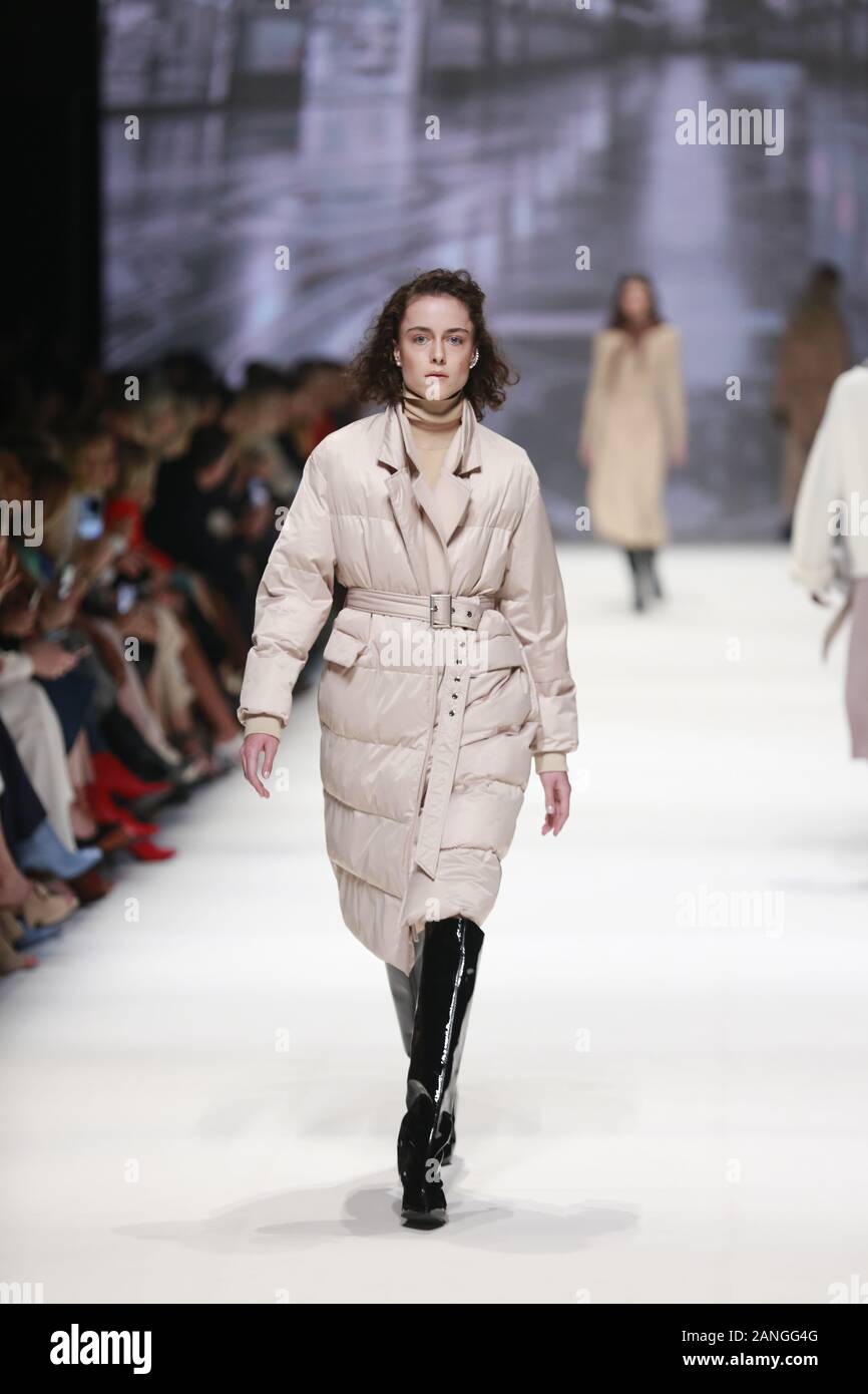 Deutschland, Berlin, 15.01.2020. RIANI Kollektionen auf der Mercedes-Benz Fashion Week (Mbfw) Herbst/Winter 2020 im Kraftwerk Berlin in Berlin-Mitte. Das Bild zeigt die Modelle, die mit der Sammlung von RIANI. Stockfoto