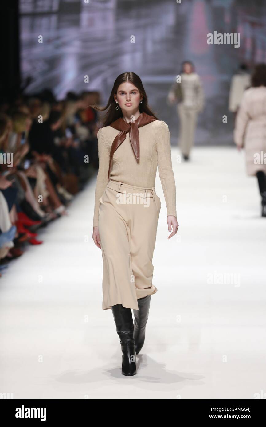 Deutschland, Berlin, 15.01.2020. RIANI Kollektionen auf der Mercedes-Benz Fashion Week (Mbfw) Herbst/Winter 2020 im Kraftwerk Berlin in Berlin-Mitte. Das Bild zeigt die Modelle, die mit der Sammlung von RIANI. Stockfoto