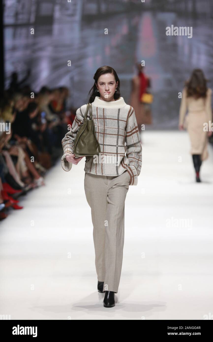 Deutschland, Berlin, 15.01.2020. RIANI Kollektionen auf der Mercedes-Benz Fashion Week (Mbfw) Herbst/Winter 2020 im Kraftwerk Berlin in Berlin-Mitte. Das Bild zeigt die Modelle, die mit der Sammlung von RIANI. Stockfoto