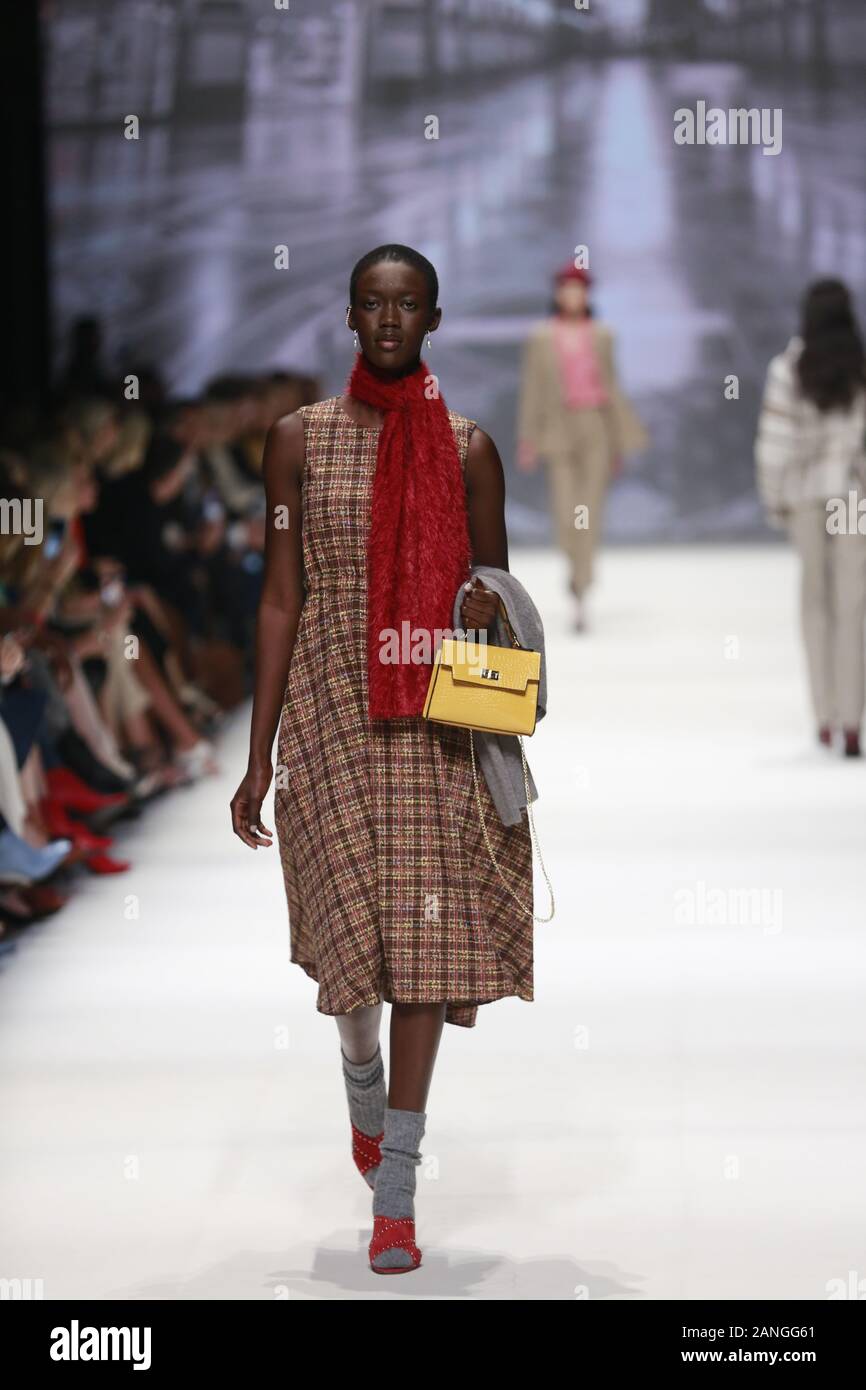 Deutschland, Berlin, 15.01.2020. RIANI Kollektionen auf der Mercedes-Benz Fashion Week (Mbfw) Herbst/Winter 2020 im Kraftwerk Berlin in Berlin-Mitte. Das Bild zeigt die Modelle, die mit der Sammlung von RIANI. Stockfoto