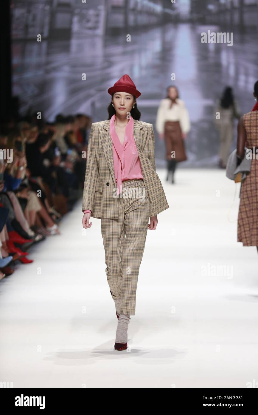 Deutschland, Berlin, 15.01.2020. RIANI Kollektionen auf der Mercedes-Benz Fashion Week (Mbfw) Herbst/Winter 2020 im Kraftwerk Berlin in Berlin-Mitte. Das Bild zeigt die Modelle, die mit der Sammlung von RIANI. Stockfoto