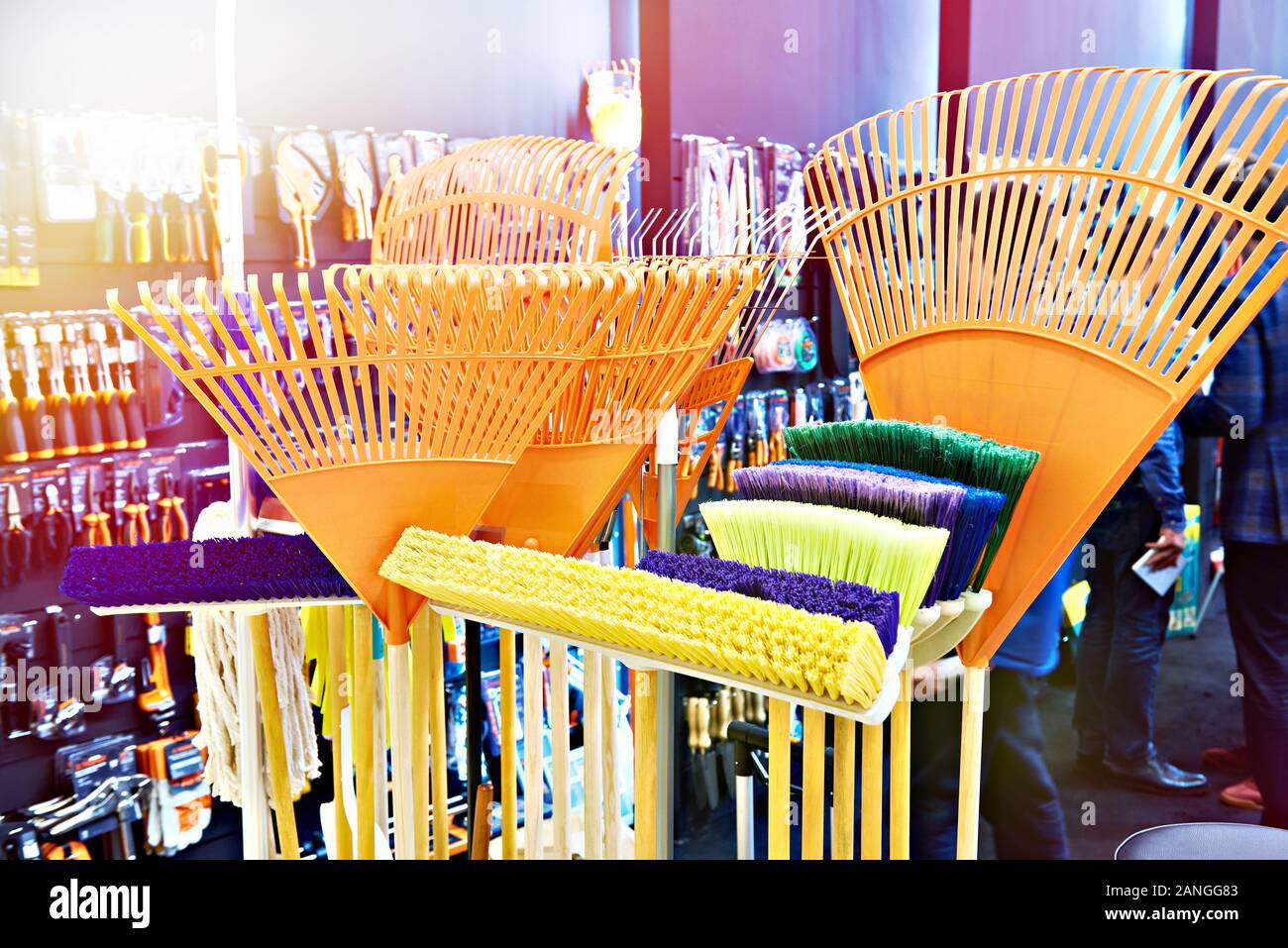 Rechen für das Entfernen der Blätter und fegen Bürsten im Store. Stockfoto