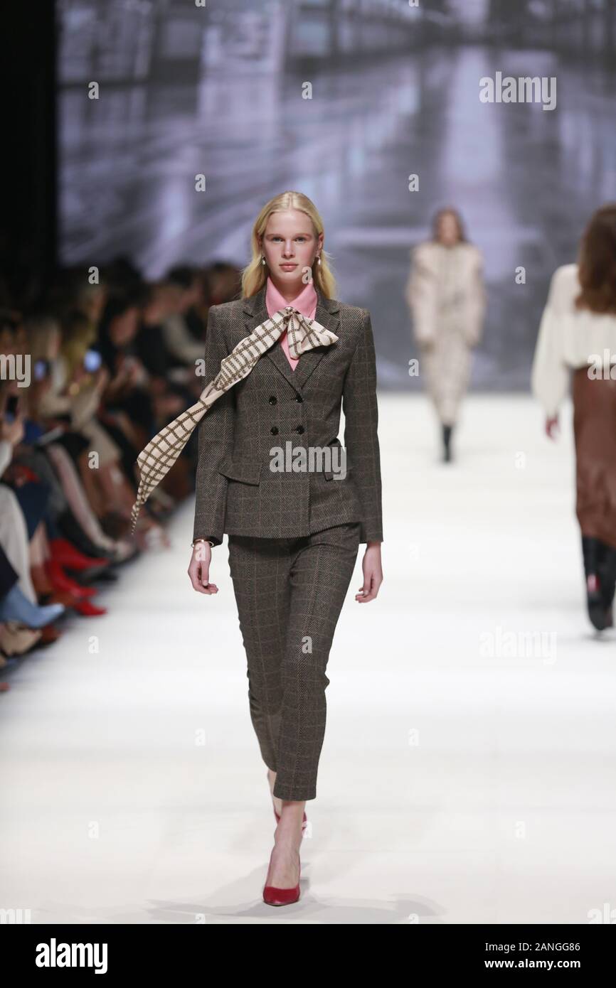 Deutschland, Berlin, 15.01.2020. RIANI Kollektionen auf der Mercedes-Benz Fashion Week (Mbfw) Herbst/Winter 2020 im Kraftwerk Berlin in Berlin-Mitte. Das Bild zeigt die Modelle, die mit der Sammlung von RIANI. Stockfoto