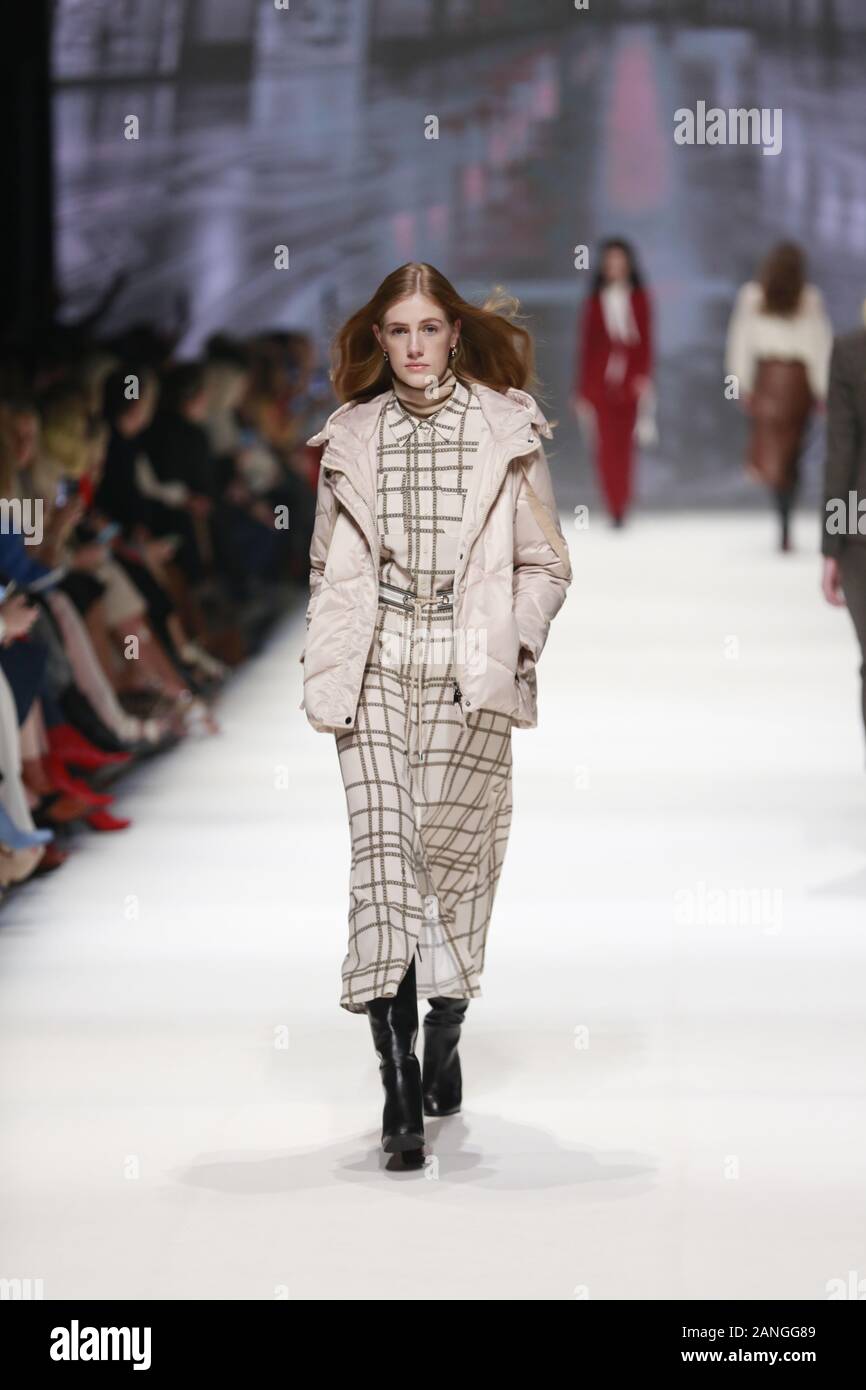 Deutschland, Berlin, 15.01.2020. RIANI Kollektionen auf der Mercedes-Benz Fashion Week (Mbfw) Herbst/Winter 2020 im Kraftwerk Berlin in Berlin-Mitte. Das Bild zeigt die Modelle, die mit der Sammlung von RIANI. Stockfoto
