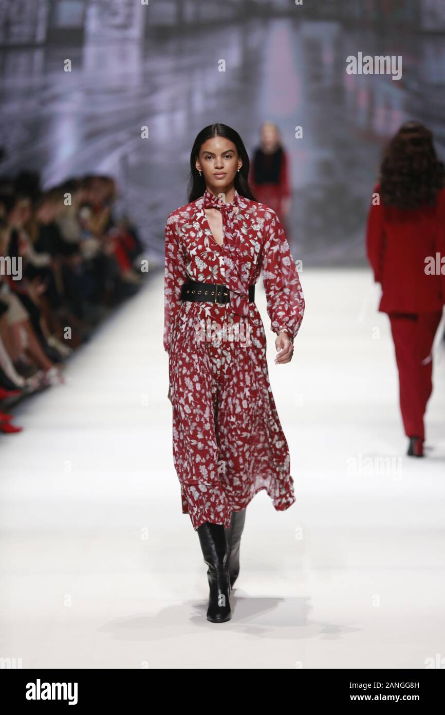 Deutschland, Berlin, 15.01.2020. RIANI Kollektionen auf der Mercedes-Benz Fashion Week (Mbfw) Herbst/Winter 2020 im Kraftwerk Berlin in Berlin-Mitte. Das Bild zeigt die Modelle, die mit der Sammlung von RIANI. Stockfoto