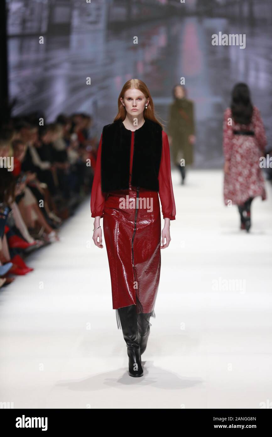 Deutschland, Berlin, 15.01.2020. RIANI Kollektionen auf der Mercedes-Benz Fashion Week (Mbfw) Herbst/Winter 2020 im Kraftwerk Berlin in Berlin-Mitte. Das Bild zeigt die Modelle, die mit der Sammlung von RIANI. Stockfoto