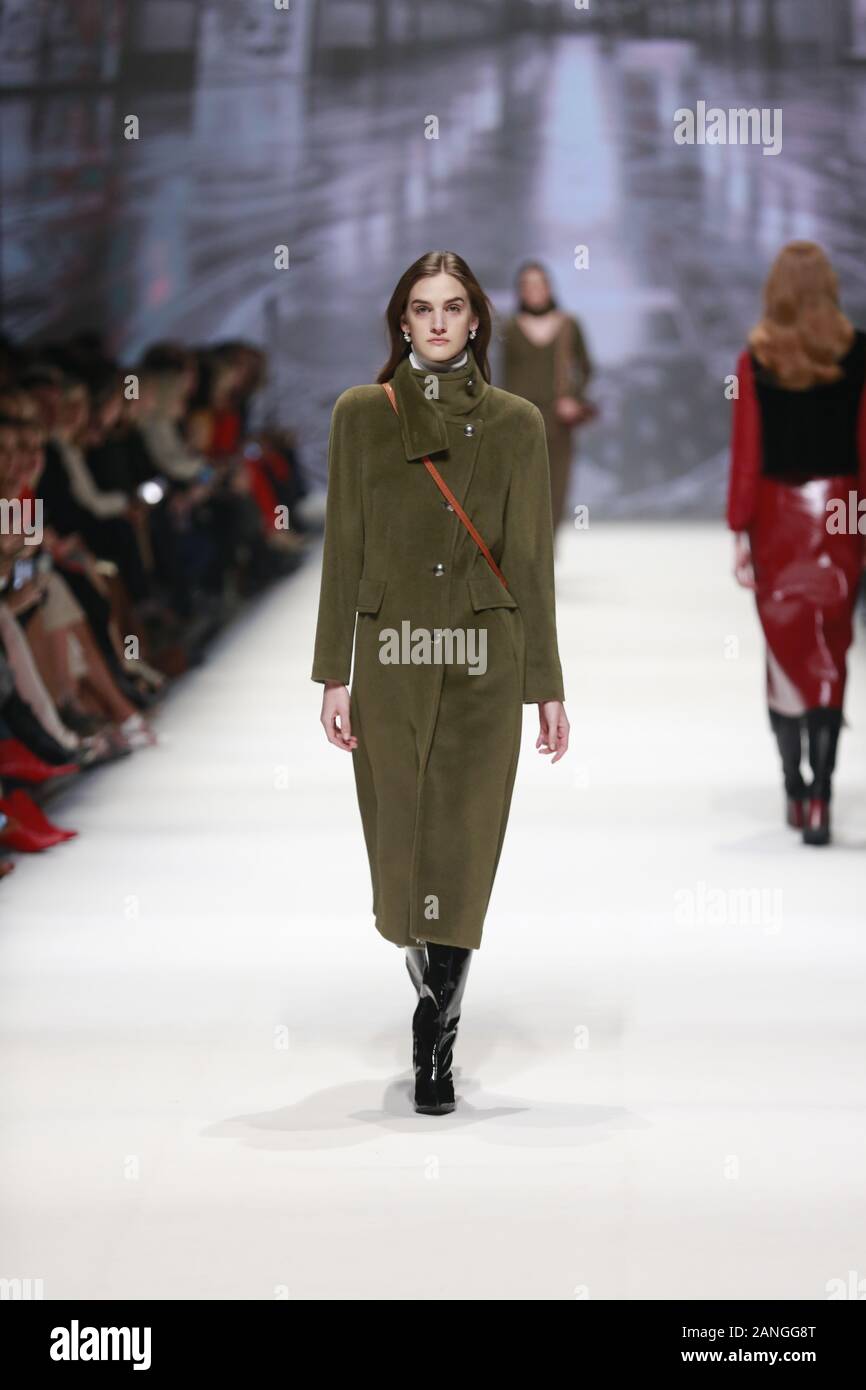 Deutschland, Berlin, 15.01.2020. RIANI Kollektionen auf der Mercedes-Benz Fashion Week (Mbfw) Herbst/Winter 2020 im Kraftwerk Berlin in Berlin-Mitte. Das Bild zeigt die Modelle, die mit der Sammlung von RIANI. Stockfoto