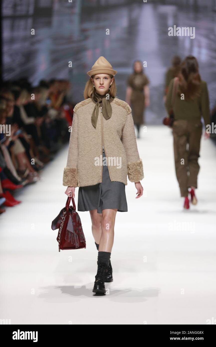 Deutschland, Berlin, 15.01.2020. RIANI Kollektionen auf der Mercedes-Benz Fashion Week (Mbfw) Herbst/Winter 2020 im Kraftwerk Berlin in Berlin-Mitte. Das Bild zeigt die Modelle, die mit der Sammlung von RIANI. Stockfoto