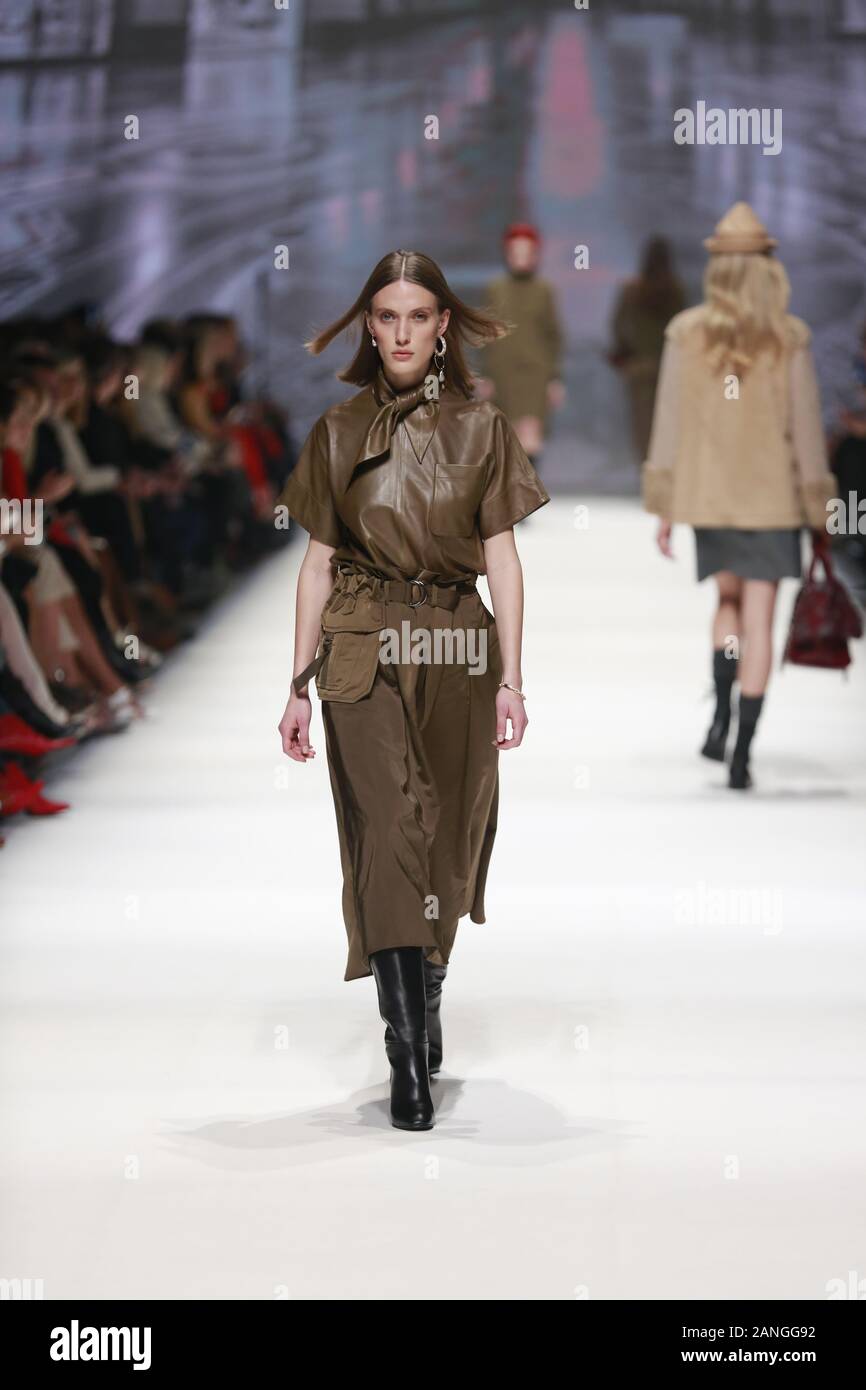 Deutschland, Berlin, 15.01.2020. RIANI Kollektionen auf der Mercedes-Benz Fashion Week (Mbfw) Herbst/Winter 2020 im Kraftwerk Berlin in Berlin-Mitte. Das Bild zeigt die Modelle, die mit der Sammlung von RIANI. Stockfoto