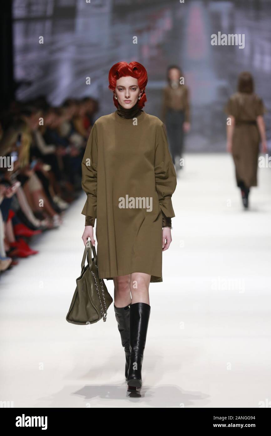 Deutschland, Berlin, 15.01.2020. RIANI Kollektionen auf der Mercedes-Benz Fashion Week (Mbfw) Herbst/Winter 2020 im Kraftwerk Berlin in Berlin-Mitte. Das Bild zeigt die Modelle, die mit der Sammlung von RIANI. Stockfoto