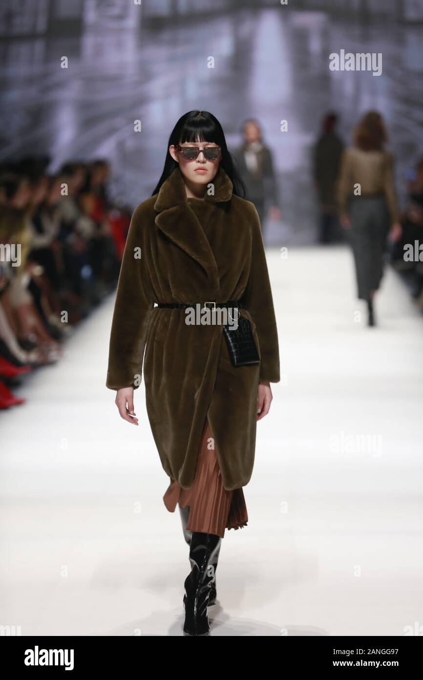 Deutschland, Berlin, 15.01.2020. RIANI Kollektionen auf der Mercedes-Benz Fashion Week (Mbfw) Herbst/Winter 2020 im Kraftwerk Berlin in Berlin-Mitte. Das Bild zeigt die Modelle, die mit der Sammlung von RIANI. Stockfoto