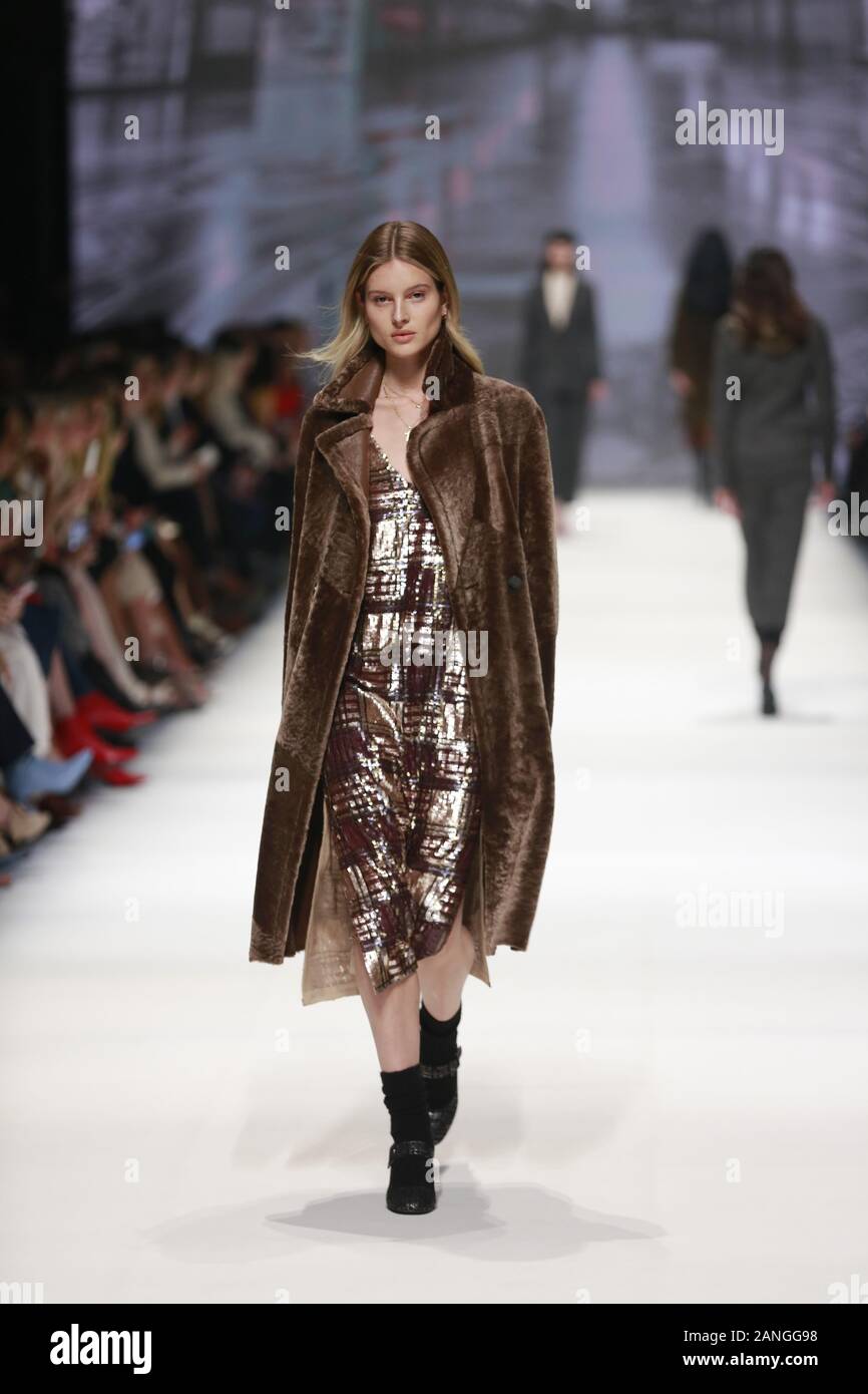 Deutschland, Berlin, 15.01.2020. RIANI Kollektionen auf der Mercedes-Benz Fashion Week (Mbfw) Herbst/Winter 2020 im Kraftwerk Berlin in Berlin-Mitte. Das Bild zeigt die Modelle, die mit der Sammlung von RIANI. Stockfoto