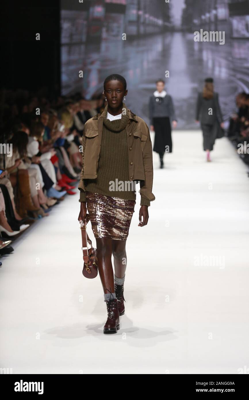 Deutschland, Berlin, 15.01.2020. RIANI Kollektionen auf der Mercedes-Benz Fashion Week (Mbfw) Herbst/Winter 2020 im Kraftwerk Berlin in Berlin-Mitte. Das Bild zeigt die Modelle, die mit der Sammlung von RIANI. Stockfoto