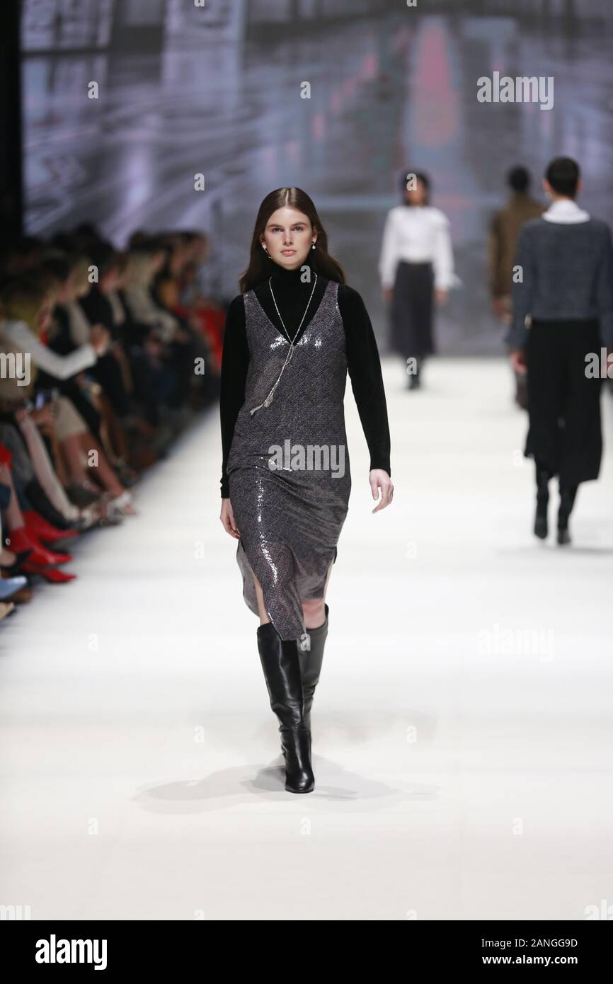 Deutschland, Berlin, 15.01.2020. RIANI Kollektionen auf der Mercedes-Benz Fashion Week (Mbfw) Herbst/Winter 2020 im Kraftwerk Berlin in Berlin-Mitte. Das Bild zeigt die Modelle, die mit der Sammlung von RIANI. Stockfoto