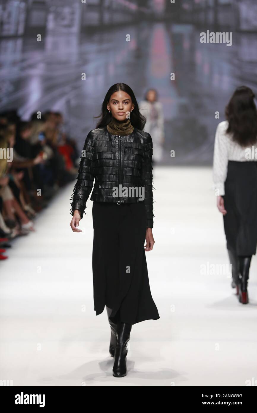 Deutschland, Berlin, 15.01.2020. RIANI Kollektionen auf der Mercedes-Benz Fashion Week (Mbfw) Herbst/Winter 2020 im Kraftwerk Berlin in Berlin-Mitte. Das Bild zeigt die Modelle, die mit der Sammlung von RIANI. Stockfoto