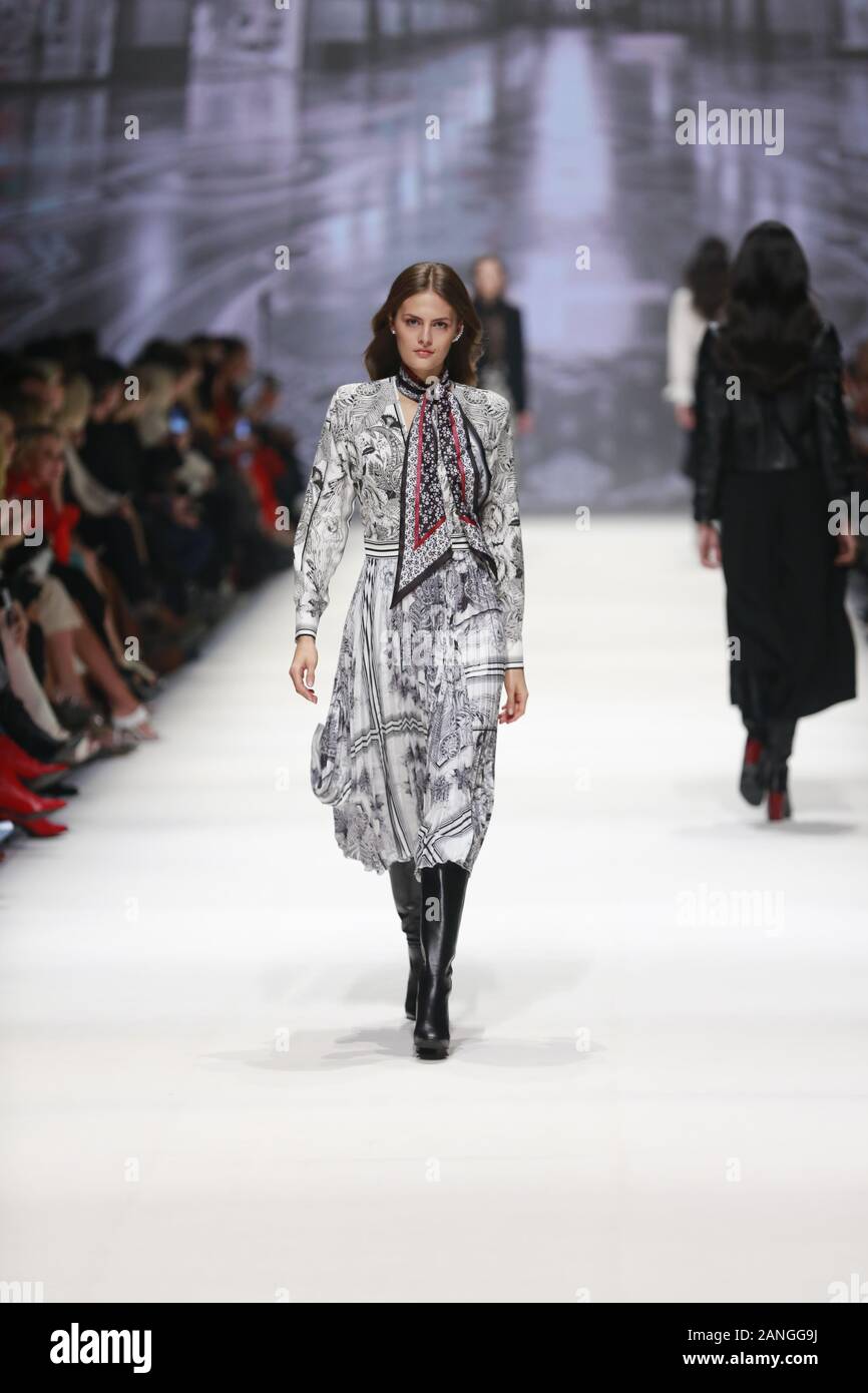 Deutschland, Berlin, 15.01.2020. RIANI Kollektionen auf der Mercedes-Benz Fashion Week (Mbfw) Herbst/Winter 2020 im Kraftwerk Berlin in Berlin-Mitte. Das Bild zeigt die Modelle, die mit der Sammlung von RIANI. Stockfoto