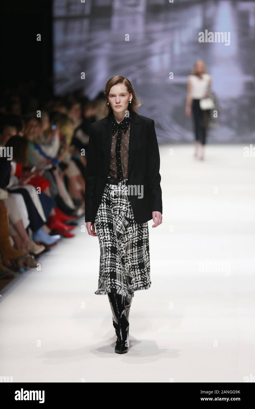 Deutschland, Berlin, 15.01.2020. RIANI Kollektionen auf der Mercedes-Benz Fashion Week (Mbfw) Herbst/Winter 2020 im Kraftwerk Berlin in Berlin-Mitte. Das Bild zeigt die Modelle, die mit der Sammlung von RIANI. Stockfoto