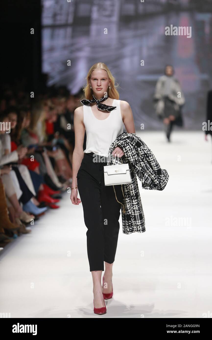 Deutschland, Berlin, 15.01.2020. RIANI Kollektionen auf der Mercedes-Benz Fashion Week (Mbfw) Herbst/Winter 2020 im Kraftwerk Berlin in Berlin-Mitte. Das Bild zeigt die Modelle, die mit der Sammlung von RIANI. Stockfoto