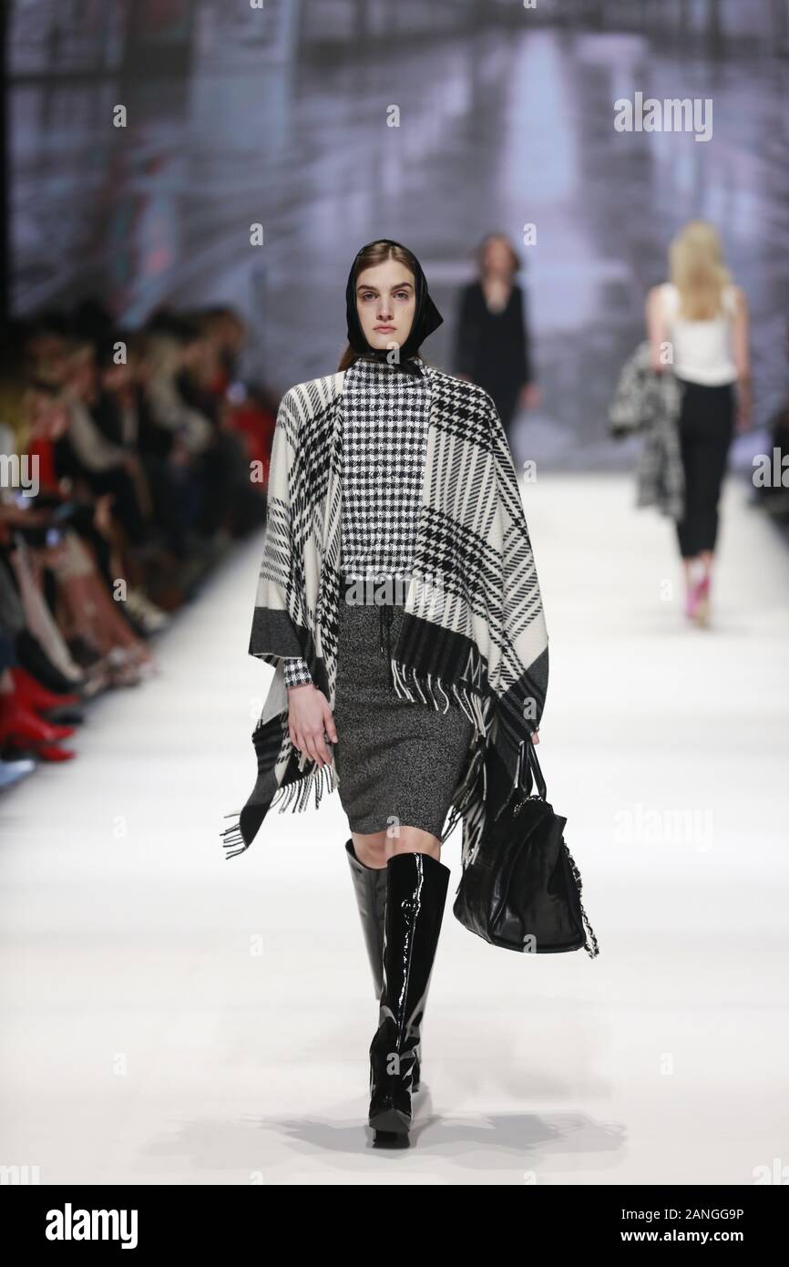 Deutschland, Berlin, 15.01.2020. RIANI Kollektionen auf der Mercedes-Benz Fashion Week (Mbfw) Herbst/Winter 2020 im Kraftwerk Berlin in Berlin-Mitte. Das Bild zeigt die Modelle, die mit der Sammlung von RIANI. Stockfoto