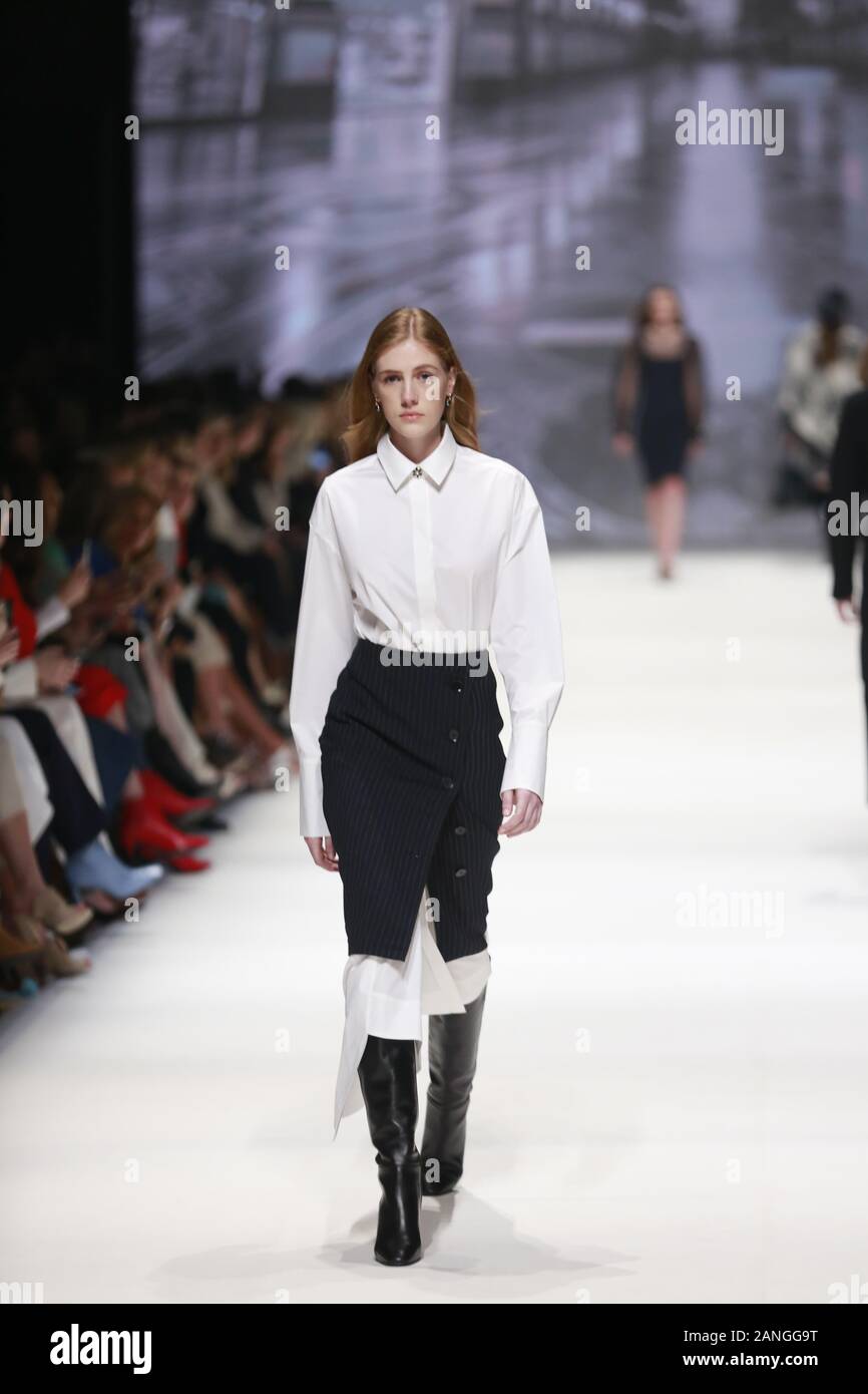Deutschland, Berlin, 15.01.2020. RIANI Kollektionen auf der Mercedes-Benz Fashion Week (Mbfw) Herbst/Winter 2020 im Kraftwerk Berlin in Berlin-Mitte. Das Bild zeigt die Modelle, die mit der Sammlung von RIANI. Stockfoto