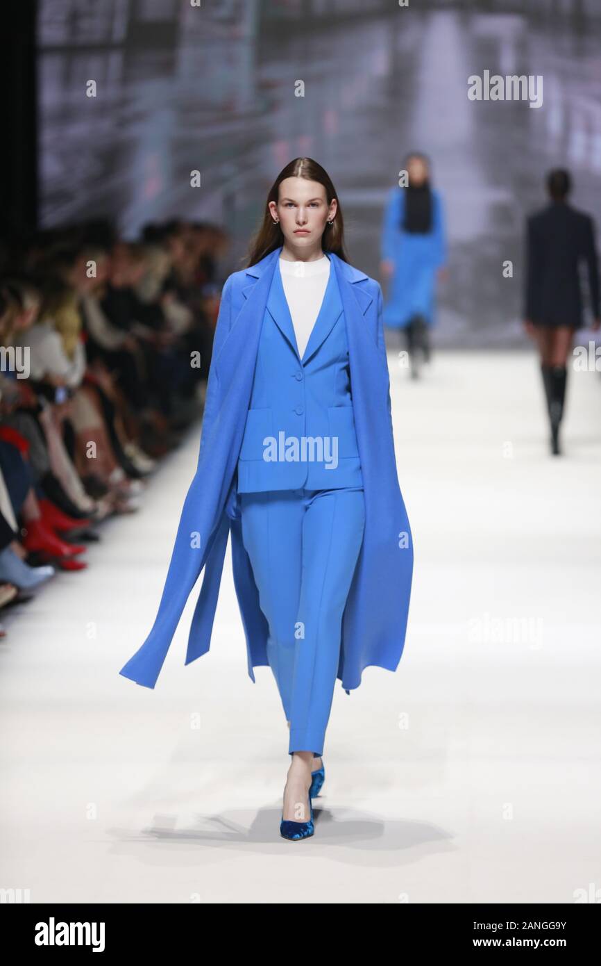 Deutschland, Berlin, 15.01.2020. RIANI Kollektionen auf der Mercedes-Benz Fashion Week (Mbfw) Herbst/Winter 2020 im Kraftwerk Berlin in Berlin-Mitte. Das Bild zeigt die Modelle, die mit der Sammlung von RIANI. Stockfoto