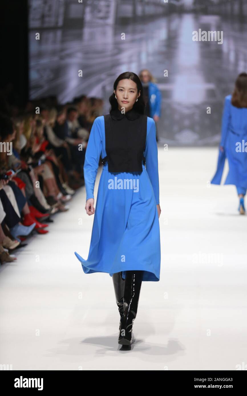 Deutschland, Berlin, 15.01.2020. RIANI Kollektionen auf der Mercedes-Benz Fashion Week (Mbfw) Herbst/Winter 2020 im Kraftwerk Berlin in Berlin-Mitte. Das Bild zeigt die Modelle, die mit der Sammlung von RIANI. Stockfoto
