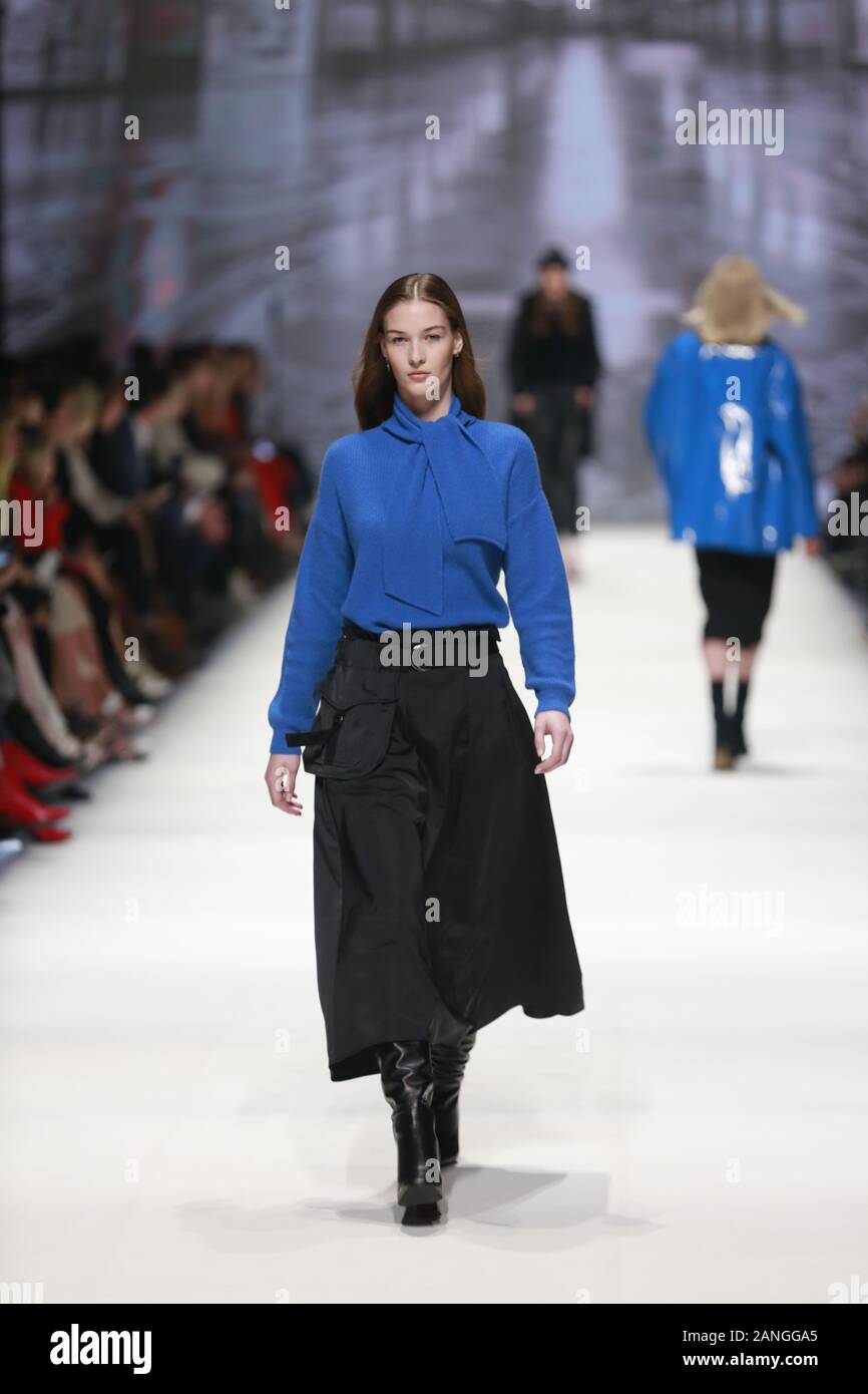 Deutschland, Berlin, 15.01.2020. RIANI Kollektionen auf der Mercedes-Benz Fashion Week (Mbfw) Herbst/Winter 2020 im Kraftwerk Berlin in Berlin-Mitte. Das Bild zeigt die Modelle, die mit der Sammlung von RIANI. Stockfoto