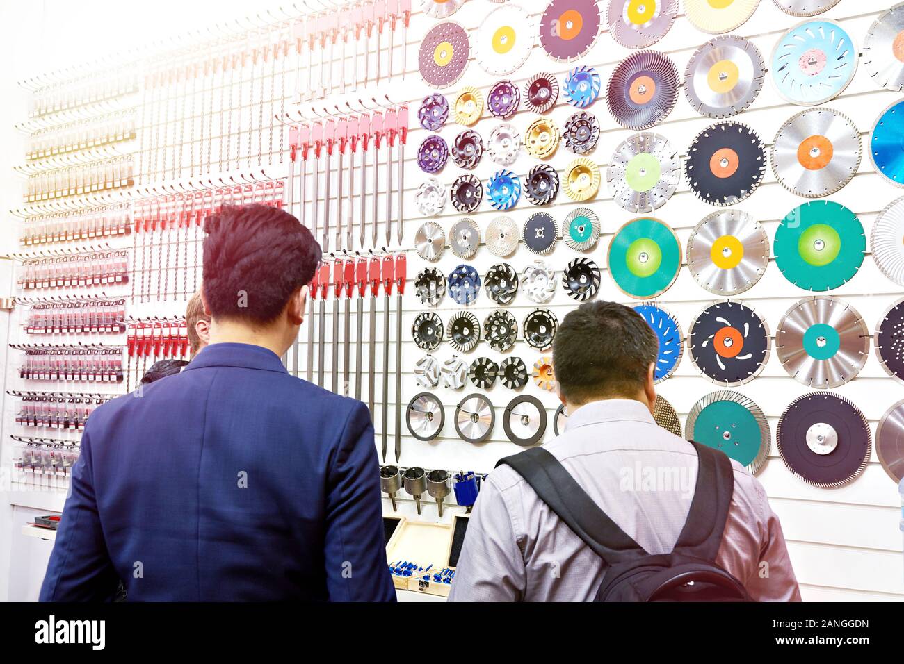 Käufer in der Hardware Store Stockfoto