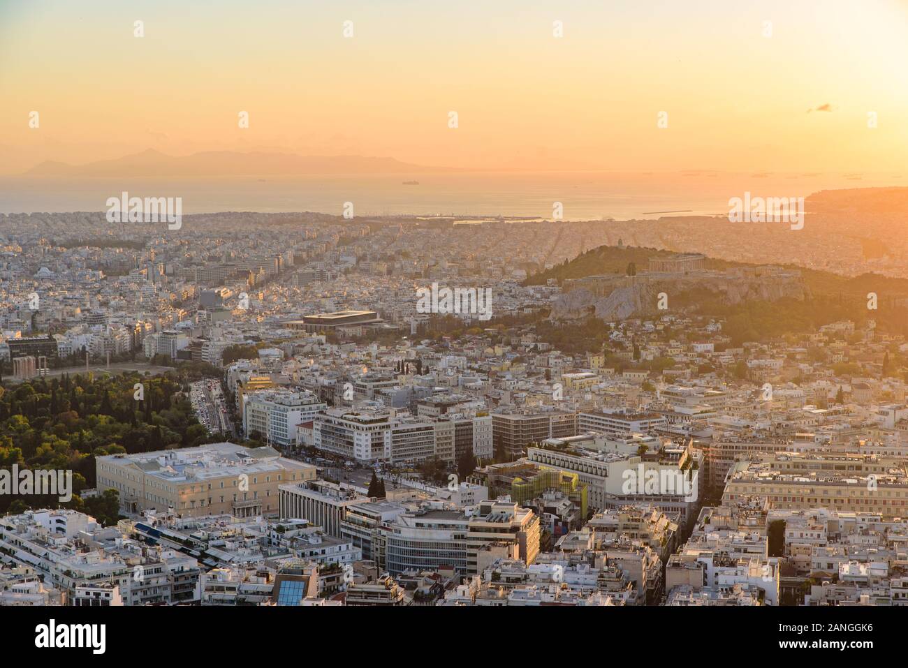 Panoramablick auf die Stadt Athen von lykavittos Hill bei Sonnenuntergang Zeit Stockfoto