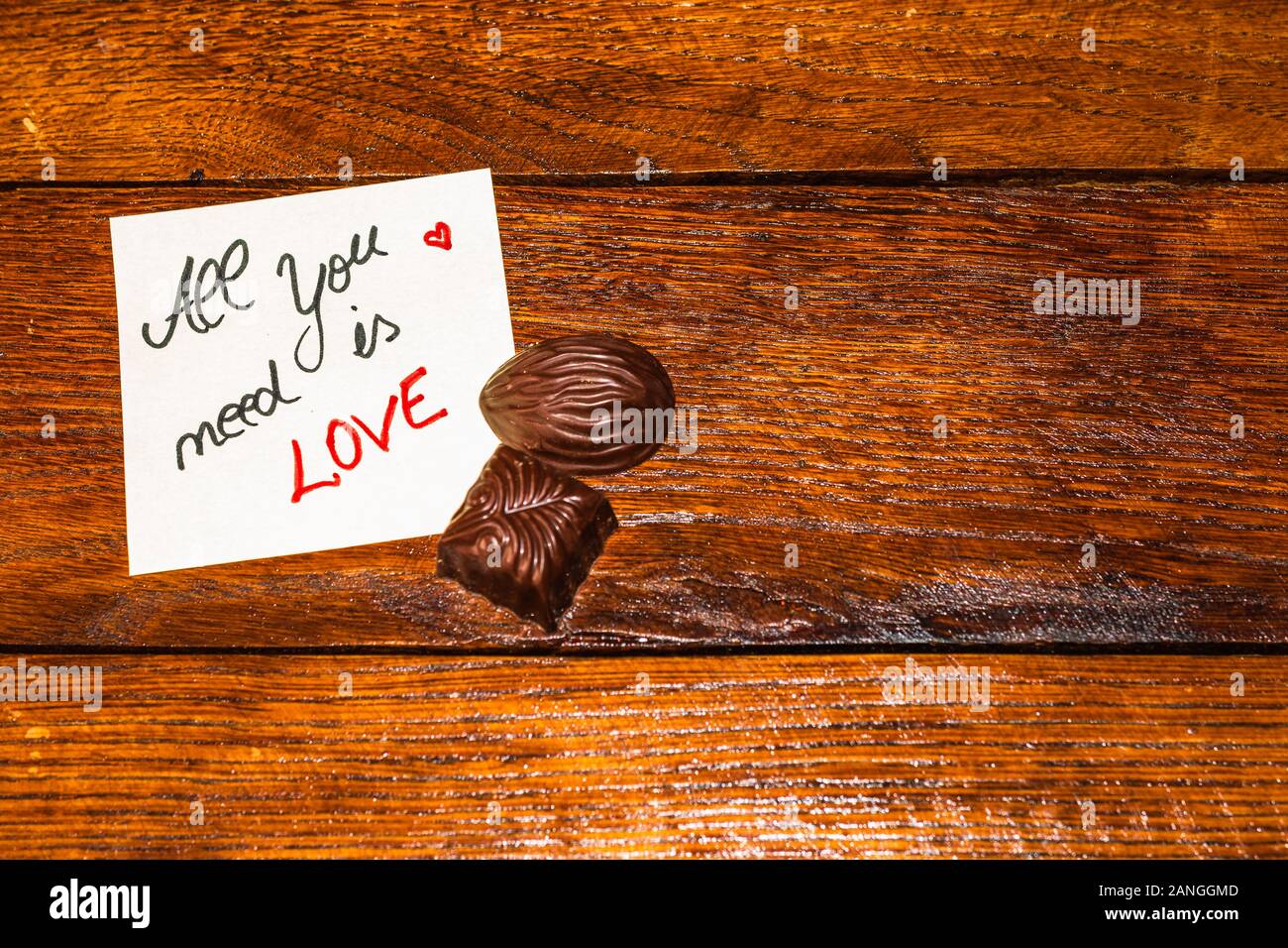 Schokolade Praline, Praline auf Memo nach Mahnung mit Liebe Text. Stockfoto