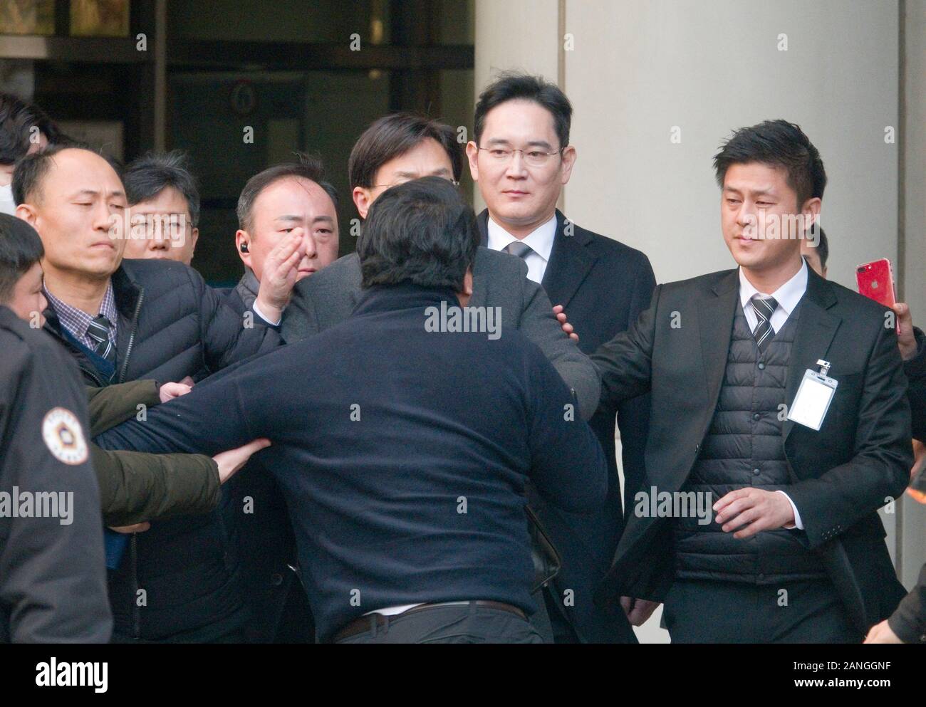 Seoul in Südkorea. 17. Januar, 2020. Lee Jae-Yong, Jan 17, 2020: ein ehemaliger Mitarbeiter von Samsung (vorne) Proteste gegen Samsung Electronics Vice Chairman Lee Jae-Yong (2. R) als Letztere hinterlässt nach seinem Prozess vor dem Obersten Gericht in Seoul Seoul, Südkorea. Dutzende von ehemaligen Samsung Arbeiter waren ein Protest gegen Samsung, die sie beharren, ungerecht entlassen und sie ausspioniert, die versuchten, eine Gewerkschaft zu organisieren. Quelle: Lba Co.Ltd./Alamy leben Nachrichten Stockfoto