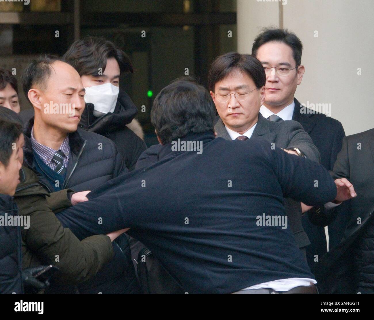 Seoul in Südkorea. 17. Januar, 2020. Lee Jae-Yong, Jan 17, 2020: ein ehemaliger Mitarbeiter von Samsung (vorne) Proteste gegen Samsung Electronics Vice Chairman Lee Jae-Yong (R) als Letztere hinterlässt nach seinem Prozess vor dem Obersten Gericht in Seoul Seoul, Südkorea. Dutzende von ehemaligen Samsung Arbeiter waren ein Protest gegen Samsung, die sie beharren, ungerecht entlassen und sie ausspioniert, die versuchten, eine Gewerkschaft zu organisieren. Quelle: Lba Co.Ltd./Alamy leben Nachrichten Stockfoto