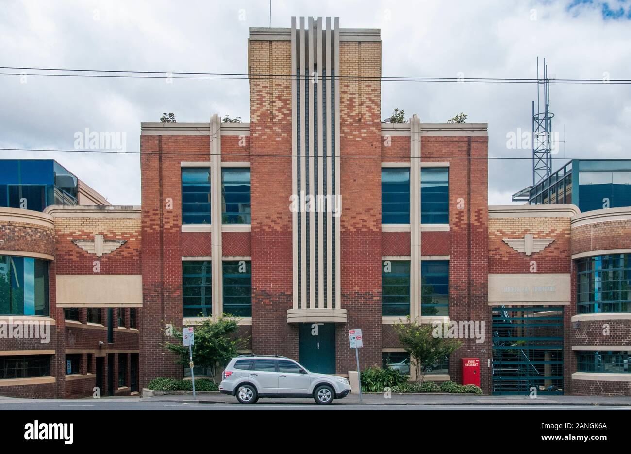 1930er Jahre factory hosting Melbourne's Iconic überspringen Mädchen Leuchtreklame über dem Yarra River Bank an der Victoria Street, Abbotsford, Victoria, Ausralia Stockfoto