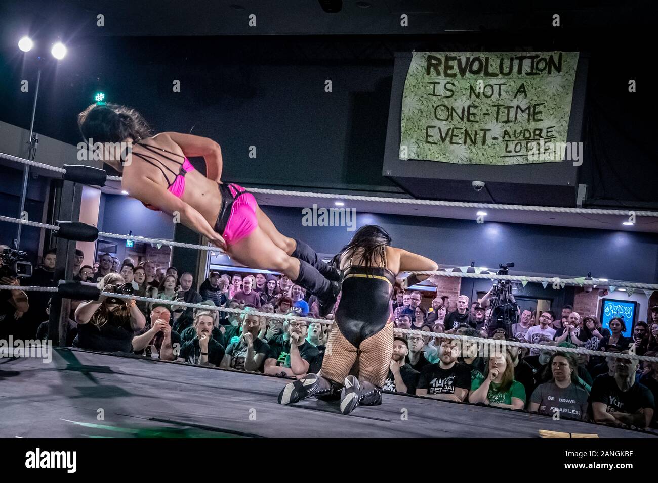 Turnier "Ringer Queendom 3" am Austragungsort im Westen Londons von Pro-Wrestling: Eve, professionelles Ringen der Frauen. Stockfoto